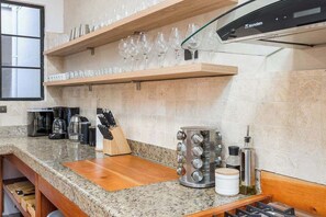 コーヒー / ティーメーカー、冷蔵庫、電子レンジ、オーブン