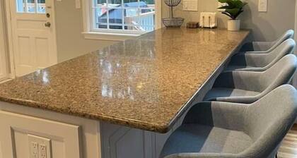 Lux Family Xcape with HotTub, Fireplace, Deck, BBQ