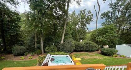 Lux Family Xcape with HotTub, Fireplace, Deck, BBQ