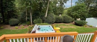 Lux Family Xcape with HotTub, Fireplace, Deck, BBQ