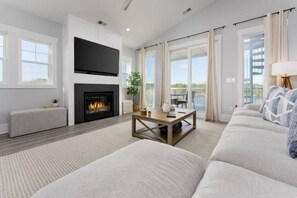 TV, fireplace, stereo - Luxury Home with Water Views+Boat Ramp+King Beds (Carolina Beach)