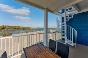 Outdoor dining - Luxury Home with Water Views+Boat Ramp+King Beds (Carolina Beach)