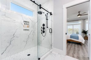 Hair dryer - Luxury Home with Water Views+Boat Ramp+King Beds (Carolina Beach)