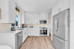 Fridge, microwave, stovetop, dishwasher