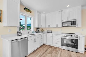 Fridge, microwave, stovetop, dishwasher