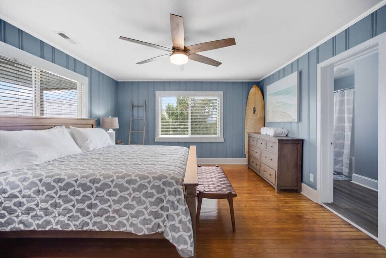 2 bedrooms, desk, WiFi, bed sheets
