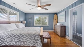 2 bedrooms, desk, WiFi, bed sheets