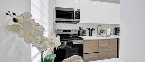 Réfrigérateur, micro-ondes, four, plaque de cuisson