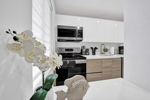 Refrigerador, microondas, horno y parrilla de estufa