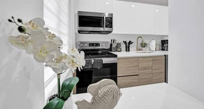 Cheerful 2 Bedrooms 2 Baths Walking to Beach