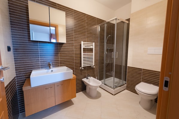 Dusche, Haartrockner, Bidet, Handtücher