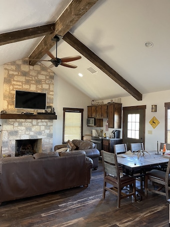 TV. Bunkhouse in Texas ranch country