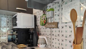 A kitchen with a microwave, coffee maker, and a sign that reads "Cuisine". - Carminati 156 by Tempovacanza (Marina di Andora)