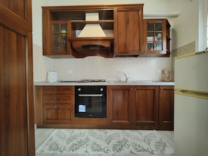 Frigorifero, forno, piano cottura, pentole/stoviglie/utensili
