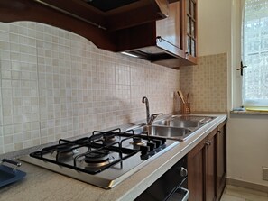 Réfrigérateur, four, plaque de cuisson