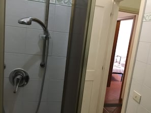 Douche, sĂšche-cheveux, bidet, serviettes fournies