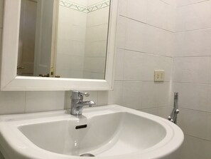 Douche, sèche-cheveux, bidet, serviettes fournies