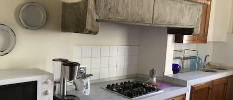 冷蔵庫、電子レンジ、オーブン、コンロ