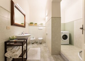 Douche, sèche-cheveux, bidet, serviettes fournies