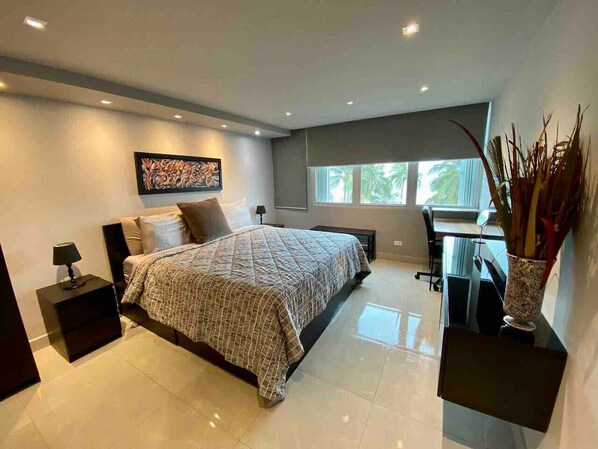 2 dormitorios, escritorio, tabla de planchar con plancha y cuna de viaje