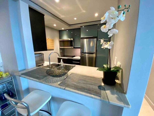 Kühlschrank, Mikrowelle, Herdplatte, Wasserkocher mit Kaffee-/Teezubehör