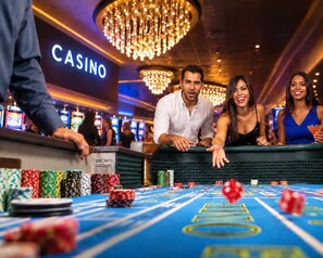 Ein Kasinobereich mit einem Blackjack-Tisch, Spielchips und einem Croupier.