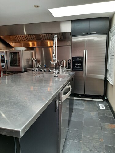 Cozy one room suite outside greater Toronto close Pearon Airport