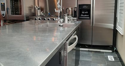 Cozy one room suite outside greater Toronto close Pearon Airport