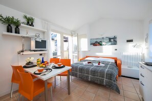 Standard Studio, Beachside (PL-Villas Studio Plus) | 2 bedrooms, free WiFi, bed sheets - Villa Apartments - Porto Letizia (Porlezza)