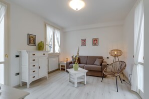 Apartamento estándar, varias habitaciones, junto a la playa (PL-Villas 1 bedroom Deluxe) | Zona de estar | Televisión de 21 pulgadas con canales por satélite