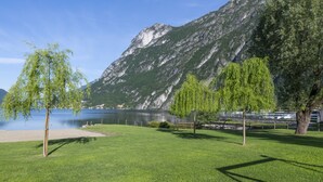 A park with a lake, mountains, and trees. - Villa Apartments - Porto Letizia (Porlezza)