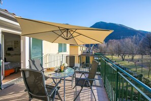 Standard Studio, Beachside (PL-Villas Studio Plus) | Terrace/patio - Villa Apartments - Porto Letizia (Porlezza)
