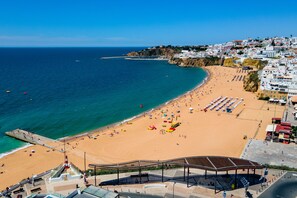 Na praia, espreguiçadeiras, toalhas de praia 