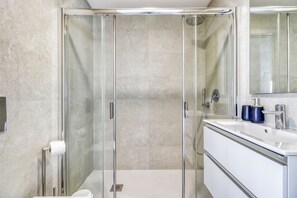 Dusche, Haartrockner, Bidet, Handtücher