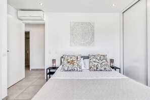 2 quartos, cofres nos quartos, ferros/tábuas de passar roupa