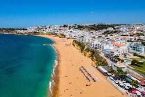 Plage, chaises longues, serviettes de plage