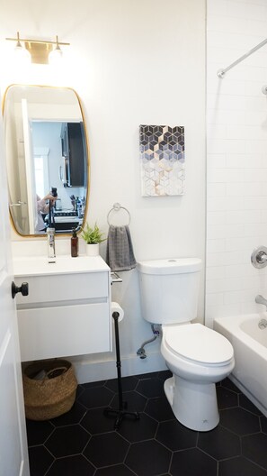 Towels, soap, shampoo, toilet paper - Craftsman in North Oakland (Oakland)