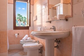 Apartamento standard, vários quartos (Cala Viola Trilo 1.5Km From The Beach) | Banheiro | Chuveiro, secador de cabelo, bidê, toalhas de banho