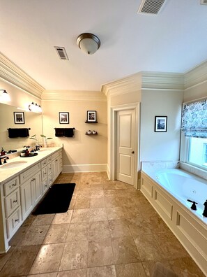 Shower, jetted bath, hair dryer, towels - Luxury Buckhead executive Oasis for Family or work (Atlanta)