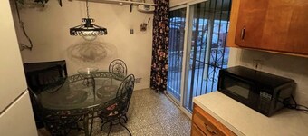10 minutes from JFK Airport- New York City. Large house for rent