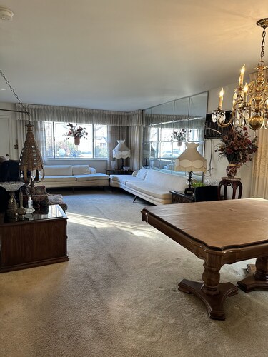 10 minutes from JFK Airport- New York City.  Large house for rent