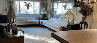 10 minutes from JFK Airport- New York City.  Large house for rent