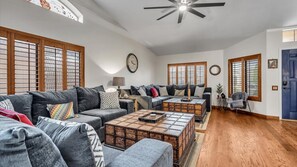 House (6 Bedrooms) | Living area