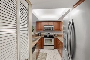 Coffee/tea maker, toaster, dining tables