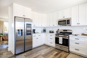 ثلاجة، ميكروويف، فرن، موقد طهي مسطح