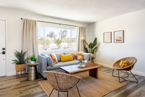 Smart TV, chimenea, videojuegos y libros 