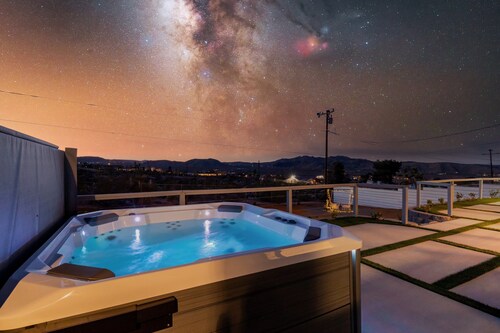 Boho🎨 Haus✦NearPark✦Views✦HotTub✦🎮Den✦🔥Pit✦Ev🔋