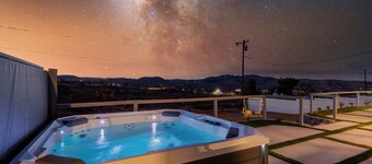 Boho🎨 Haus✦NearPark✦Views✦HotTub✦🎮Den✦🔥Pit✦Ev🔋