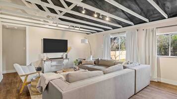 Smart TV, caminetto, tavolo da ping pong, impianto stereo