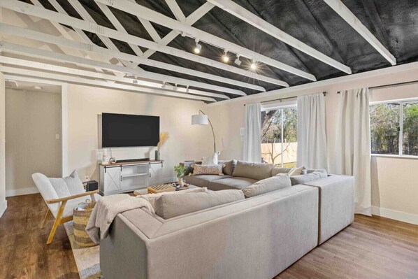 TV connectée, cheminée, table de tennis de table, chaîne hi-fi